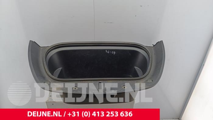 Używane Schowek Tesla Model Y (5YJY) RWD Cena € 90,75 Z VAT oferowane przez van Deijne Onderdelen Uden B.V.