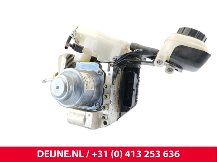 Używane Pompa ABS Volvo C40 Recharge (XK) Recharge Twin 78 kWh Cena € 484,00 Z VAT oferowane przez van Deijne Onderdelen Uden B.V.