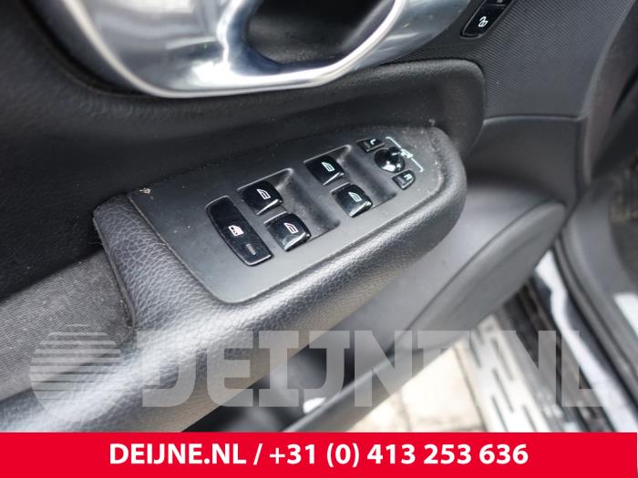 Usados Interruptor de ventanilla eléctrica Volvo XC90 II 2.0 T8 16V Twin Engine AWD Precio € 50,00 Norma de margen ofrecido por van Deijne Onderdelen Uden B.V.