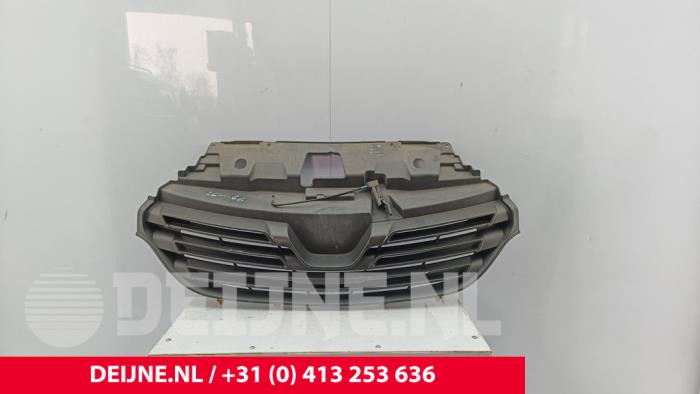 Używane Grill Renault Trafic (1FL/2FL/3FL/4FL) 1.6 dCi Twin Turbo Cena € 66,55 Z VAT oferowane przez van Deijne Onderdelen Uden B.V.
