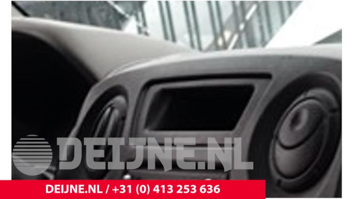 Używane Rama radia Renault Master III (MA/MB/MC/MD/MH/MF/MG/MH) 2.3 dCi 16V Cena € 24,20 Z VAT oferowane przez van Deijne Onderdelen Uden B.V.