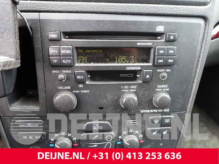 Używane Radio Volvo XC70 (SZ) XC70 2.5 T 20V Cena na żądanie oferowane przez van Deijne Onderdelen Uden B.V.