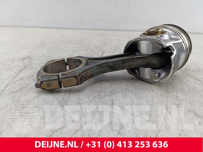 Usagé Bielle Mercedes Sprinter 3,5t (907.6/910.6) 316 CDI 2.1 D RWD Prix € 90,75 Prix TTC proposé par van Deijne Onderdelen Uden B.V.