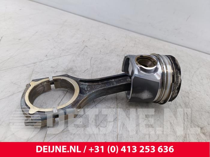 Usagé Bielle Mercedes Sprinter 3,5t (907.6/910.6) 316 CDI 2.1 D RWD Prix € 90,75 Prix TTC proposé par van Deijne Onderdelen Uden B.V.