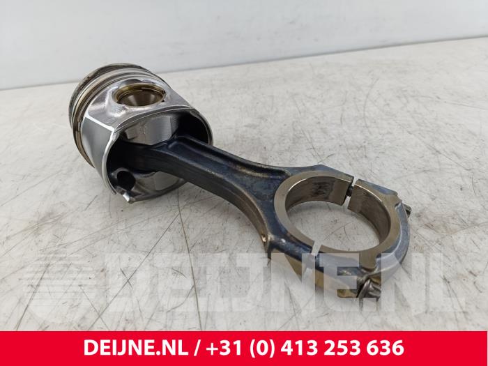 Usagé Bielle Mercedes Sprinter 3,5t (907.6/910.6) 316 CDI 2.1 D RWD Prix € 90,75 Prix TTC proposé par van Deijne Onderdelen Uden B.V.