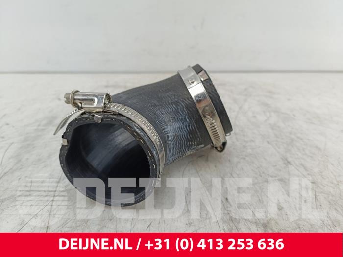 Gebrauchte Intercooler Schlauch Volkswagen Transporter T6 2.0 TDI DRF Preis € 18,15 Mit Mehrwertsteuer angeboten von van Deijne Onderdelen Uden B.V.