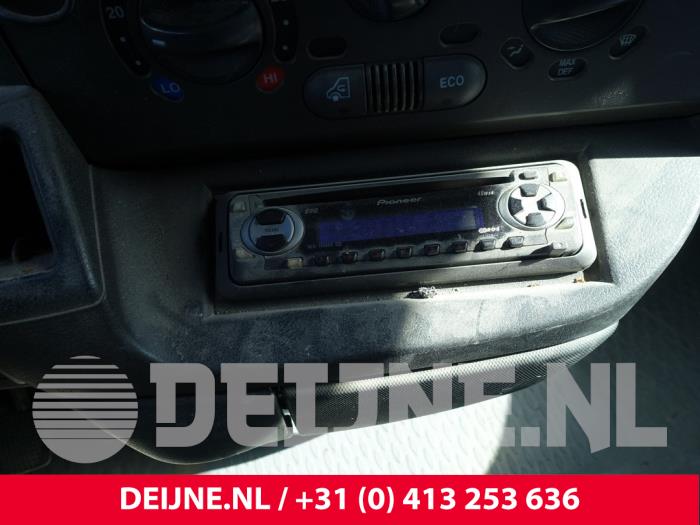 Używane Radio Iveco New Daily III 35C12V Cena na żądanie oferowane przez van Deijne Onderdelen Uden B.V.