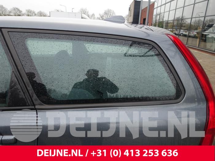 Usados Ventanilla triangular izquierda detrás Volvo V50 (MW) 2.0 16V Precio de solicitud ofrecido por van Deijne Onderdelen Uden B.V.