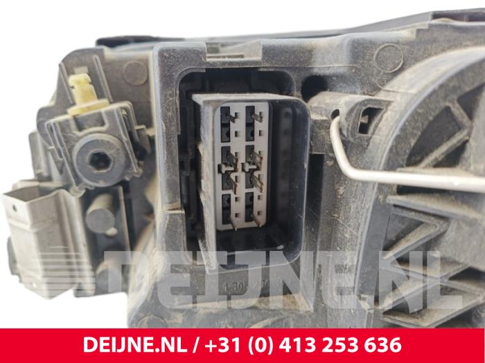 Używane Reflektor prawy Volvo V50 (MW) 2.0 16V Cena € 60,00 Procedura marży oferowane przez van Deijne Onderdelen Uden B.V.
