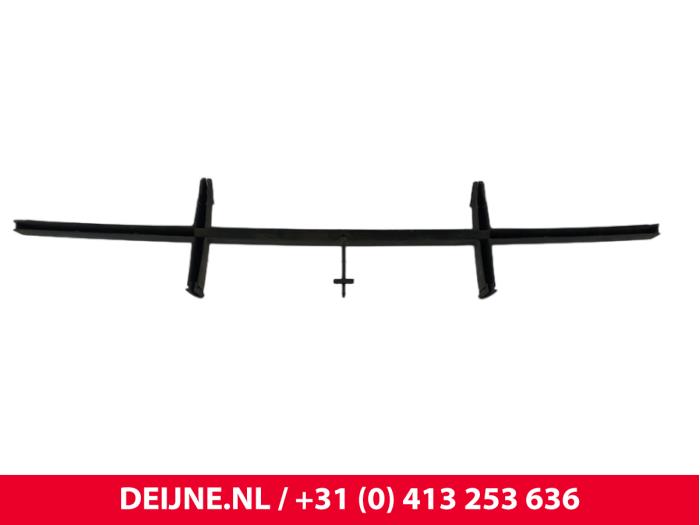 Używane Grill Volvo S60 I (RS/HV) 2.4 D5 20V Cena € 20,00 Procedura marży oferowane przez van Deijne Onderdelen Uden B.V.