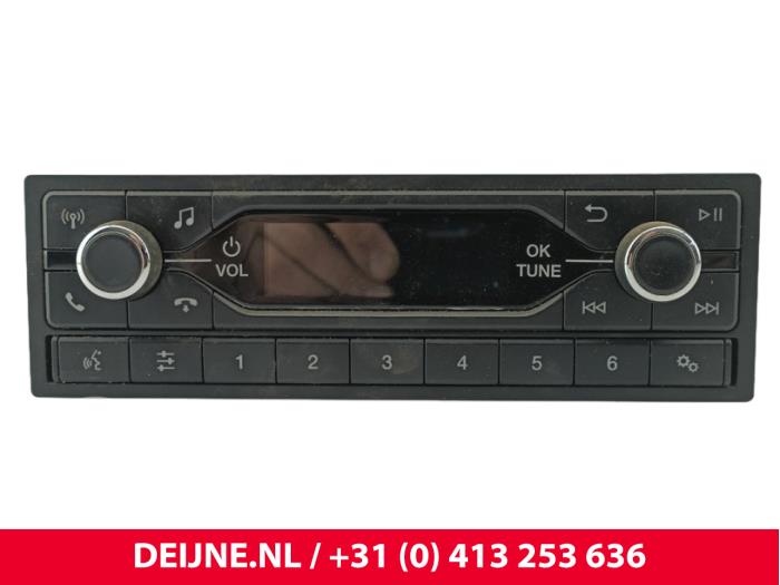 Używane Radio Ford Transit Custom 2.0 TDCi 16V Eco Blue 105 Cena € 127,05 Z VAT oferowane przez van Deijne Onderdelen Uden B.V.
