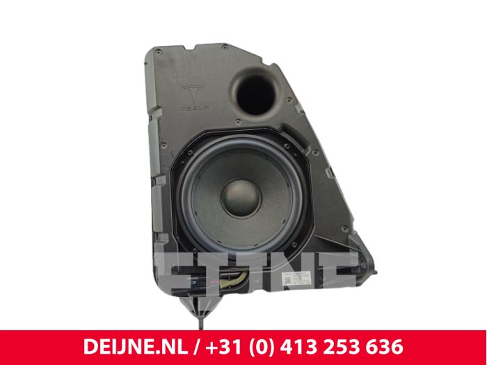 Używane Subwoofer Tesla Model Y (5YJY) RWD Cena € 193,60 Z VAT oferowane przez van Deijne Onderdelen Uden B.V.