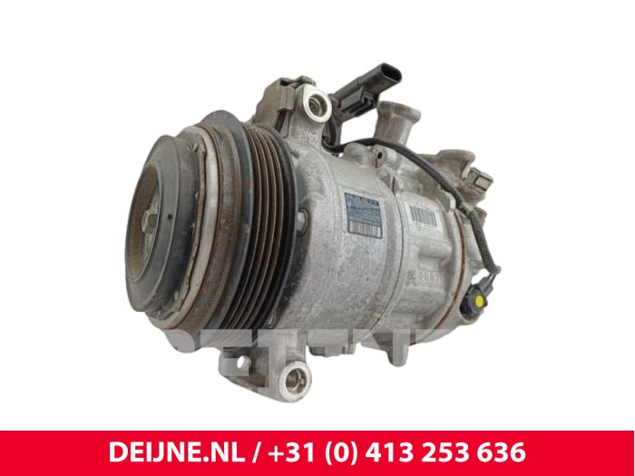 Usagé Compresseur de clim Mercedes Sprinter 3,5t (907.6/910.6) 317 CDI 2.0 D RWD Prix € 90,75 Prix TTC proposé par van Deijne Onderdelen Uden B.V.