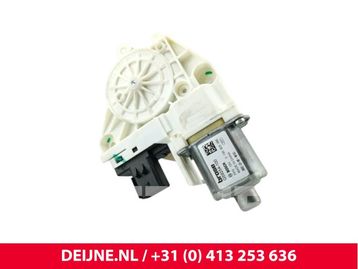 Usados Motor de ventanilla de puerta Tesla Model Y (5YJY) RWD Precio € 42,35 IVA incluido ofrecido por van Deijne Onderdelen Uden B.V.