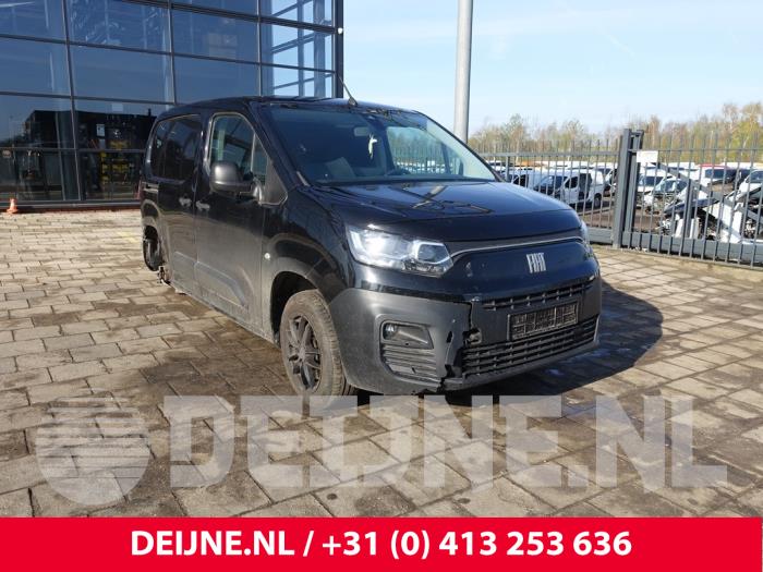 Używane Antena Fiat Doblo Cargo 1.5 D Multijet 130 Cena na żądanie oferowane przez van Deijne Onderdelen Uden B.V.