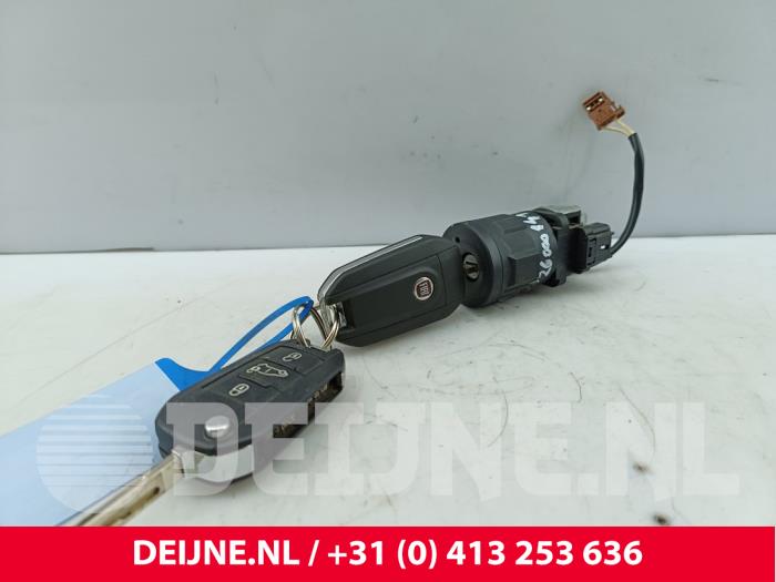 Używane Stacyjka + Kluczyk Fiat Doblo Cargo 1.5 D Multijet 130 Cena € 42,35 Z VAT oferowane przez van Deijne Onderdelen Uden B.V.