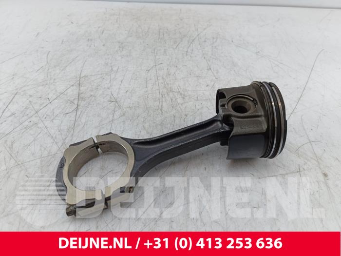 Używane Korbowód Mercedes Sprinter 3,5t (907.6/910.6) 319 CDI 2.0 D RWD Cena € 169,40 Z VAT oferowane przez van Deijne Onderdelen Uden B.V.