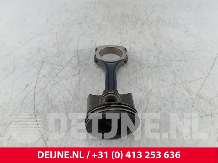 Używane Korbowód Mercedes Sprinter 3,5t (907.6/910.6) 319 CDI 2.0 D RWD Cena € 169,40 Z VAT oferowane przez van Deijne Onderdelen Uden B.V.