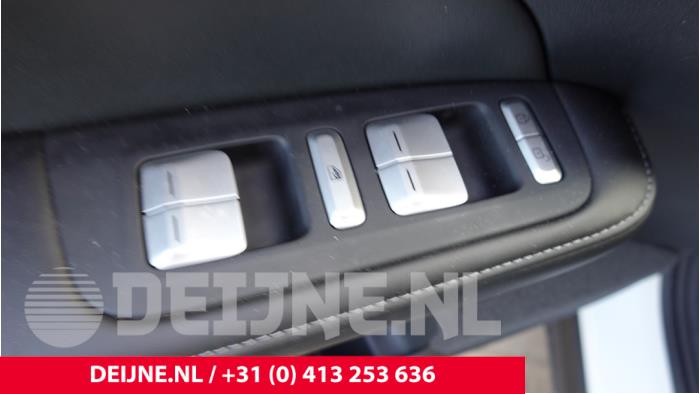Usados Interruptor de ventanilla eléctrica XPENG G6 RWD Standard Range 66/68.5 kWh Precio de solicitud ofrecido por van Deijne Onderdelen Uden B.V.