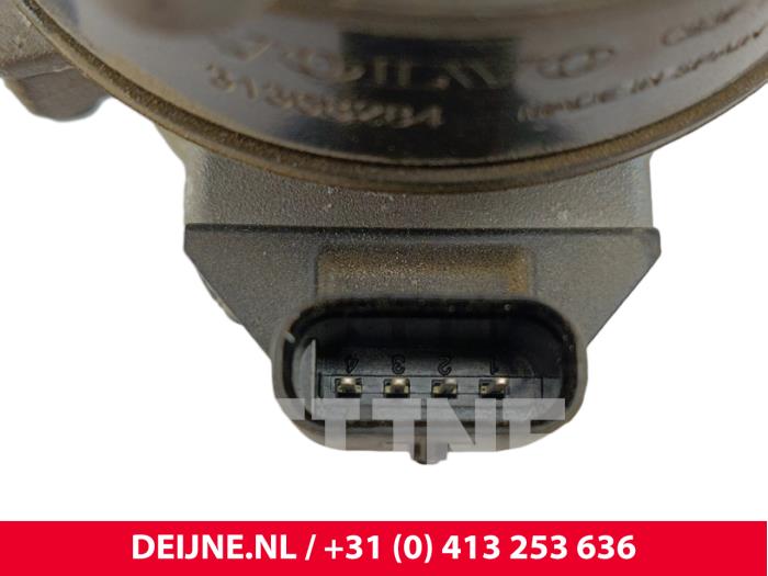 Usagé Pompe à eau Volvo XC90 II 2.0 T8 16V Twin Engine AWD Prix € 130,00 Règlement à la marge proposé par van Deijne Onderdelen Uden B.V.