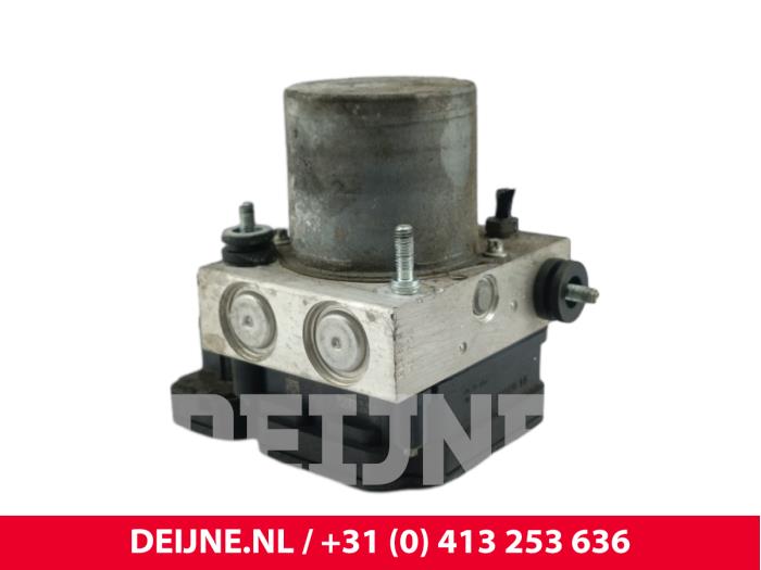 Używane Pompa ABS Mercedes Vito (447.6) 2.2 114 CDI 16V Cena € 90,75 Z VAT oferowane przez van Deijne Onderdelen Uden B.V.