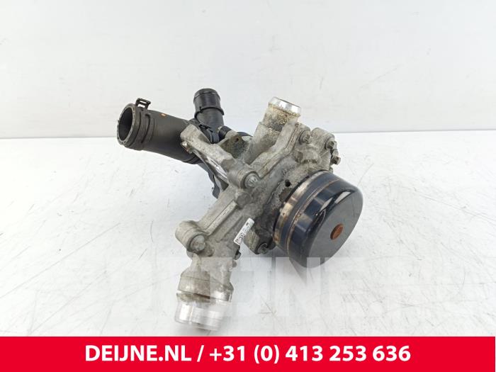 Usagé Pompe à eau Mercedes Sprinter 3t (910.6) 211 CDI 2.1 D FWD Prix € 114,95 Prix TTC proposé par van Deijne Onderdelen Uden B.V.