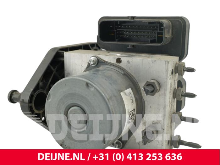 Używane Pompa ABS Mercedes Sprinter 3,5t (907.6/910.6) 314 CDI 2.1 D RWD Cena € 175,45 Z VAT oferowane przez van Deijne Onderdelen Uden B.V.