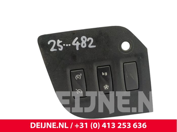 Używane Obsluga tempomatu Renault Master III (MA/MB/MC/MD/MH/MF/MG/MH) 2.3 dCi 16V Cena € 30,25 Z VAT oferowane przez van Deijne Onderdelen Uden B.V.