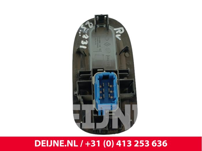 Usados Interruptor de ventanilla eléctrica Renault Master III (FV) 2.3 dCi 125 16V FWD Precio € 18,15 IVA incluido ofrecido por van Deijne Onderdelen Uden B.V.