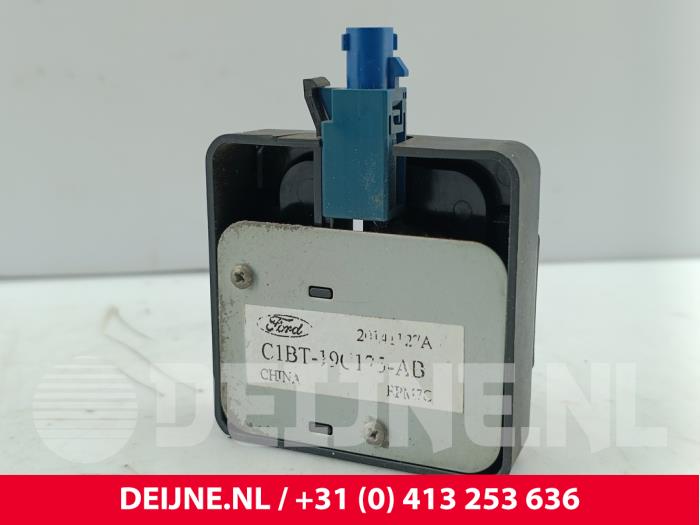 Używane Antena GPS Ford Transit Courier 1.5 TDCi 75 Cena € 30,25 Z VAT oferowane przez van Deijne Onderdelen Uden B.V.