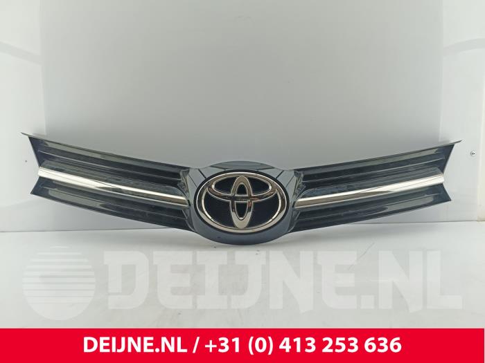 Używane Grill Toyota ProAce 2.0 D-4D 140 16V Cena € 332,75 Z VAT oferowane przez van Deijne Onderdelen Uden B.V.