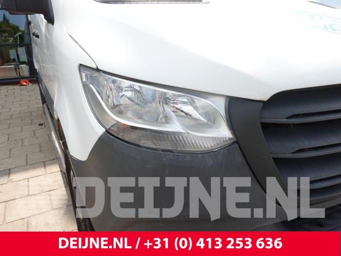 Używane Reflektor prawy Mercedes Sprinter 3,5t (907.6/910.6) 311 CDI 2.1 D FWD Cena na żądanie oferowane przez van Deijne Onderdelen Uden B.V.