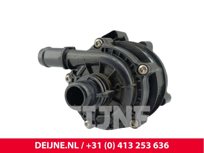 Begagnade Extra vattenpump Volvo XC40 (XZ) 1.5 T5 Plug-in Hybrid 16V Pris € 60,00 Marginaltabell erbjuds av van Deijne Onderdelen Uden B.V.