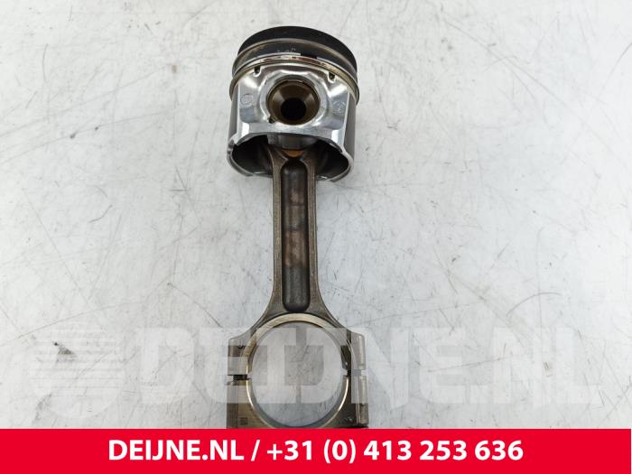 Usagé Piston Renault Master III (FV) 2.3 dCi 125 16V FWD Prix € 121,00 Prix TTC proposé par van Deijne Onderdelen Uden B.V.