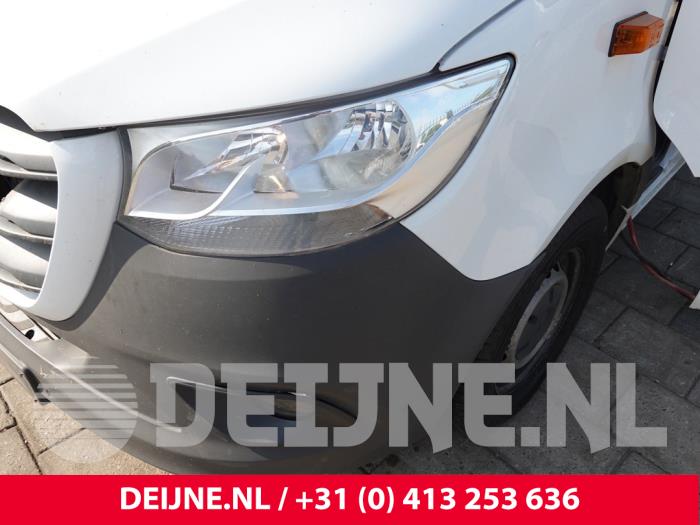 Używane Reflektor lewy Mercedes Sprinter 3,5t (907.6/910.6) 314 CDI 2.1 D RWD Cena na żądanie oferowane przez van Deijne Onderdelen Uden B.V.
