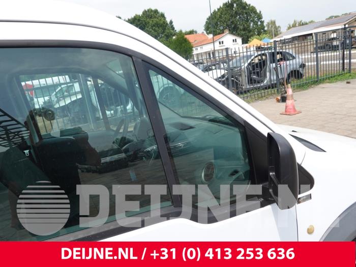 Usados Ventanilla triangular derecha delante Ford Transit Connect 1.8 TDCi 75 Precio de solicitud ofrecido por van Deijne Onderdelen Uden B.V.
