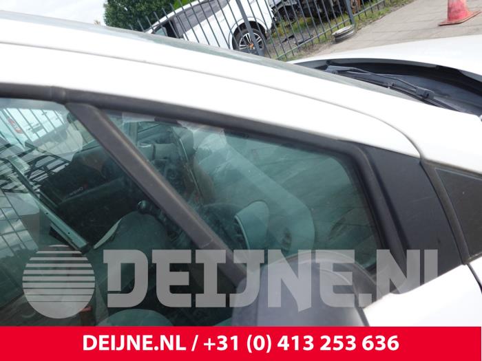 Usados Ventanilla triangular derecha delante Peugeot Partner (GC/GF/GG/GJ/GK) 1.6 HDI 90 Precio de solicitud ofrecido por van Deijne Onderdelen Uden B.V.