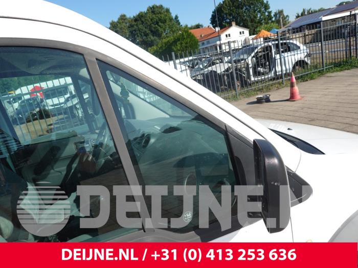 Usados Ventanilla triangular derecha delante Ford Transit Connect 1.8 Tddi Precio de solicitud ofrecido por van Deijne Onderdelen Uden B.V.