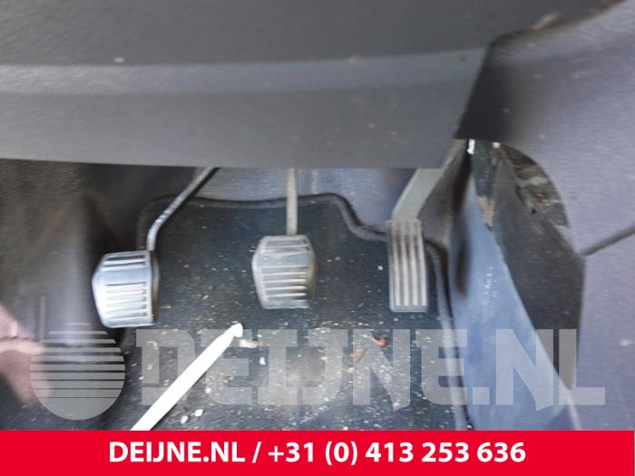 Używane Pedal hamulca Ford Transit Connect 1.8 Tddi Cena na żądanie oferowane przez van Deijne Onderdelen Uden B.V.
