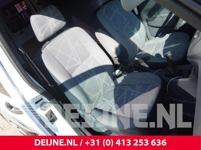 Używane Fotel prawy Ford Transit Connect 1.8 Tddi Cena na żądanie oferowane przez van Deijne Onderdelen Uden B.V.