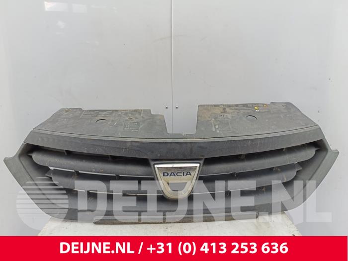 Używane Grill Dacia Dokker (0S) 1.5 dCi 75 Cena na żądanie oferowane przez van Deijne Onderdelen Uden B.V.