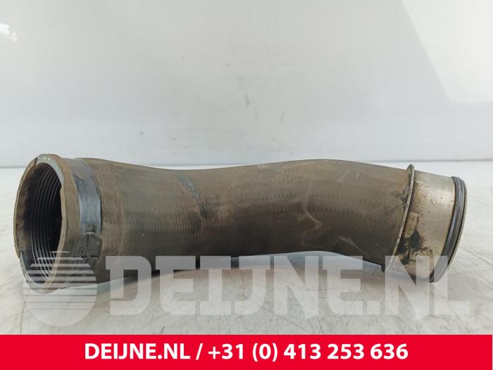 Usagé Tube intercooler Volkswagen Transporter T5 2.0 TDI DRF Prix sur demande proposé par van Deijne Onderdelen Uden B.V.