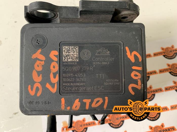 ABS pump from a Seat Leon SC (5FC) 1.6 TDI 16V 2015