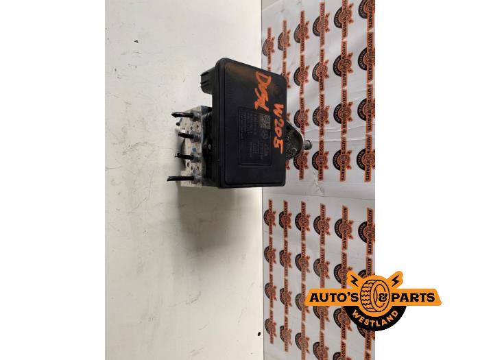 Gebrauchte ABS Pumpe Mercedes C (W205) C-200d 2.2 16V Preis € 99,99 Margenregelung angeboten von Auto's en Parts Westland B.V.