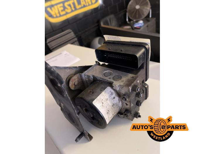 Usagé Bloc ABS Volkswagen Multivan T5 (7E/7HC/7HF/7HM) 2.5 TDi 4Motion Prix € 726,00 Prix TTC proposé par Auto's en Parts Westland B.V.