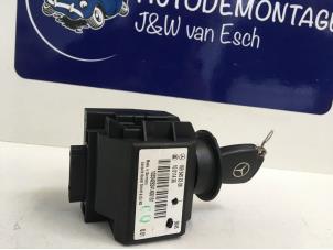 Usados Interruptor de cerradura de contacto Mercedes A (W169) 1.5 A-150 Precio € 90,75 IVA incluido ofrecido por Autodemontage J&W van Esch