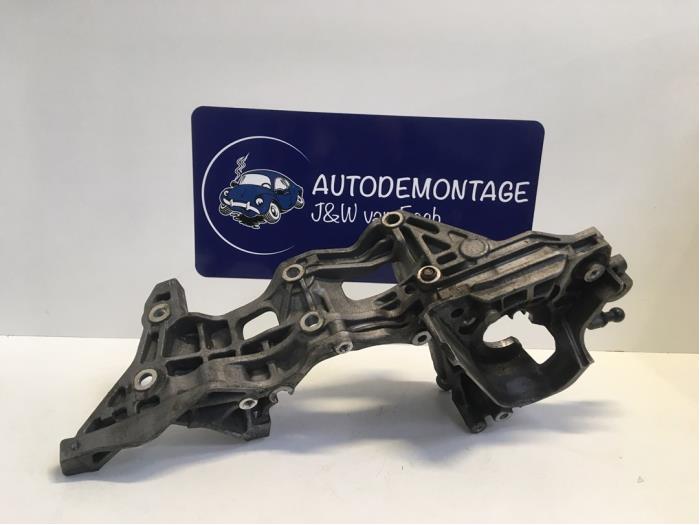 Usagé Support dynamo haut Volkswagen Golf VII (AUA) 1.6 TDI 4Motion 16V Prix € 60,50 Prix TTC proposé par Autodemontage J&W van Esch
