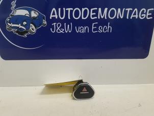 Usagé Commutateur éclairage d'urgence Opel Corsa E 1.3 CDTi 16V ecoFLEX Prix € 12,10 Prix TTC proposé par Autodemontage J&W van Esch
