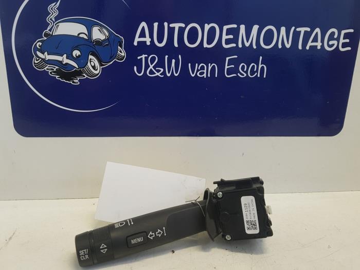 Używane Przelacznik kierunkowskazu Opel Corsa E 1.3 CDTi 16V ecoFLEX Cena € 24,20 Z VAT oferowane przez Autodemontage J&W van Esch