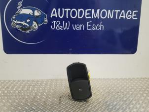 Używane Przelacznik elektrycznej szyby Opel Corsa D 1.2 16V Twinport Cena € 12,10 Z VAT oferowane przez Autodemontage J&W van Esch